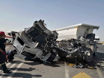 Aksaray’da 2 tır ve 1 kamyon çarpıştı, tırın kupası koptu: 2 yaralı
