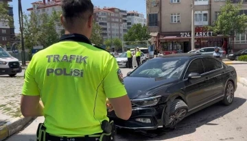 Aksaray’da bir sürücü kaza yapmamak için manevra yapınca kaldırıma çarptı
