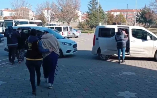 Aksaray’da girdikleri evden 115 bin liralık altın çalan 3 kadın tutuklandı
