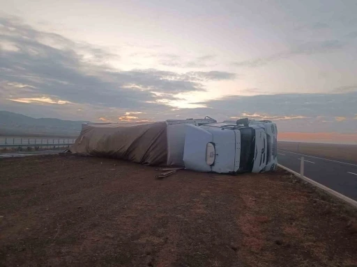 Aksaray’da tır devrildi: 1 yaralı
