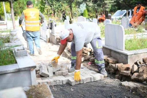 Akse Mezarlığı’nda bakım çalışması sürüyor
