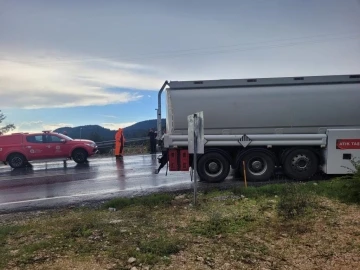 Akseki’de tırla kamyon çarpıştı: 1 yaralı
