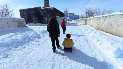 Akyaka’da çocuklar kızaklarla kayarak karın tadını çıkardı
