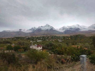 Aladağlar’a mevsimin ilk karı düştü
