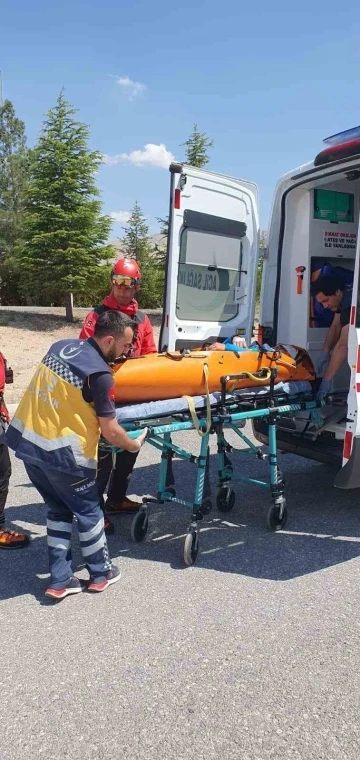 Aladağlar’da ayak bileği kırılan dağcı helikopterle kurtarıldı
