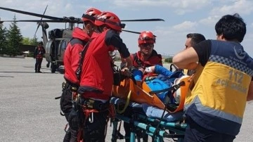 Aladağlar'da tırmanış sırasında ayak bileği kırılan dağcı, askeri helikopterle kurtarıldı