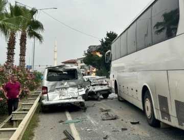 Alanya’da 4 araçlı zincirleme kaza
