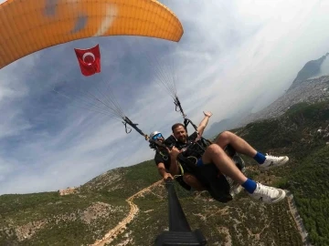 Alanya’da gaziler Cumhuriyet’in 100. yılına özel yamaç paraşütü uçuşu gerçekleştirdi
