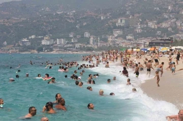 Alanya’da plajlar tıklım tıklım