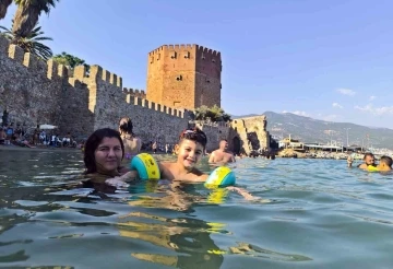 Alanya’da tarihi Kızılkule’nin gölgesinde deniz keyfi
