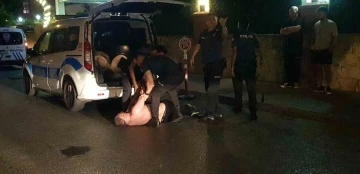 Alanya’da uyuşturucu krizine giren Rus turist, polislere ecel teri döktürdü
