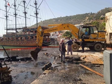 Alanya’da yanarak batan teknenin parçaları yüzeye çıkartıldı
