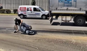 Alanya’da yola dökülen yağ, trafiği felç etti
