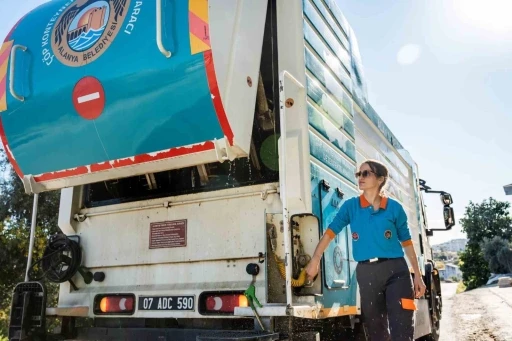 Alanya’nın temizliğine kadın eli değdi
