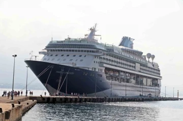 Alanya’ya demirleyen lüks gemide bin 748 turist karaya ayak bastı
