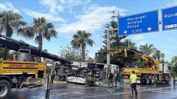 Otel çalışanlarını taşıyan midibüsün devrildiği kazada 13 kişi yaralandı