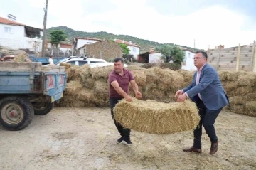 Alaşehir Belediyesi kırsal mahallerde saman dağıttı
