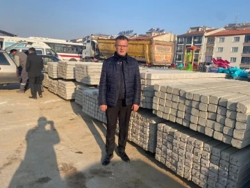 Alaşehir Belediyesinden çiftçilere beton bağ direği desteği
