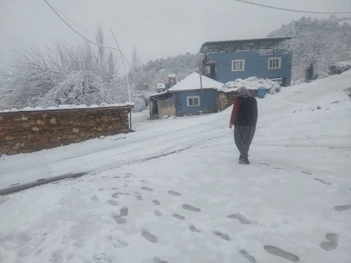 Alaşehir’e mevsimin ilk kar yağışı başladı
