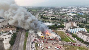 Alev alev yanan market havadan görüntülendi
