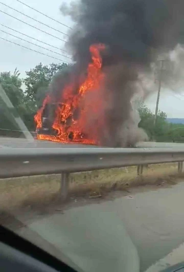 Alev topuna dönen kamyondan geriye demir yığını kaldı
