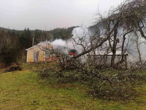 Alevlere teslim olan prefabrik ev kullanılamaz hale geldi