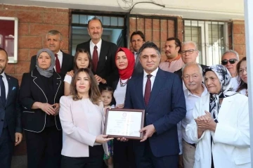 Aliağa Belediye Başkanı Serkan Acar mazbatasını aldı
