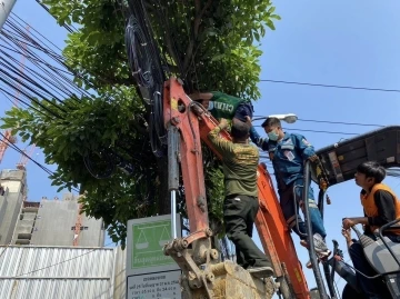 Alkollü adam elektrik tellerinin üzerinde uyuyakaldı
