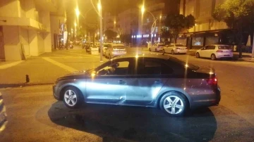 Alkollü motosiklet sürücüsü otomobilin altında kalmaktan son anda kurtuldu
