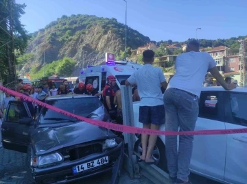 Alkollü sürücü aracıyla demir bariyerlere çarptı: 5 yaralı
