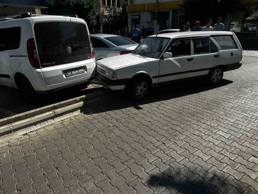 Alkollü sürücü Belediye Başkanı’nın makam aracı ve belediyeye ait hizmet aracına çarptı
