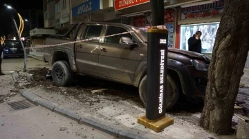 Alkollü sürücü kontrolü kaybetti, araçları biçip mermer saksıya çarptı: 5 yaralı
