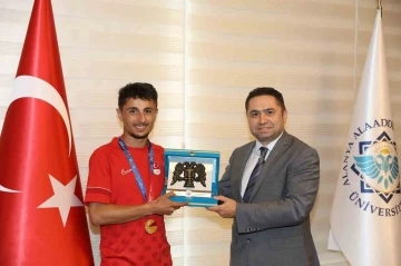 ALKÜ’lü şampiyon milli sporcu Korkmaz, Rektör Türkdoğan ile bir araya geldi
