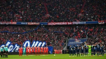 Allianz Arena’da depremde hayatını kaybedenler için saygı duruşu