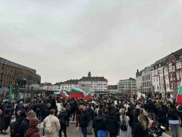 Almanya’da yüzlerce kişi Solingen’de hayatını kaybeden aile için yürüdü
