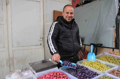 Altı aylık zahmetin ürünü mor ve pembe zeytinler vatandaşların ilgisini çekiyor
