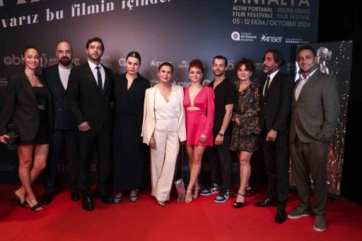 Altın Portakal Film Festivali kırmızı halı geçidinde şıklık yarışı