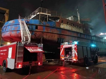 Altınova Tersaneler Bölgesi’nde gemi yangını