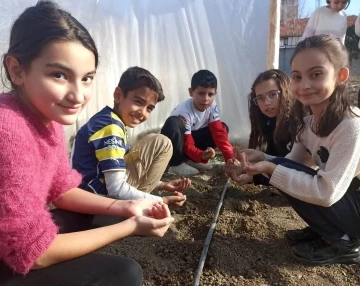 Altıntaş’ta öğrenciler yerli tohumları toprakla buluşturdu
