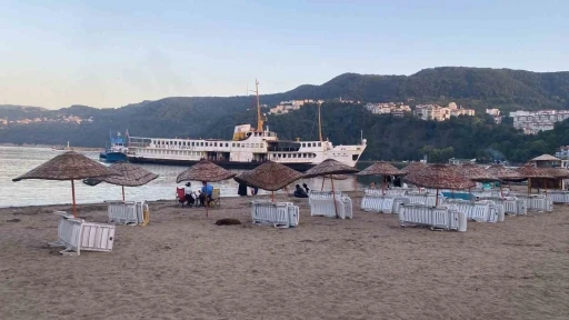 Amasra Limanı’nda fırtınada çapası hasar alan vapur sürüklenerek karaya oturdu
