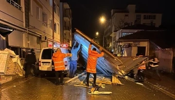 Amasya’da fırtına: Çatılar araçların üstüne uçtu, ağaçlar devrildi
