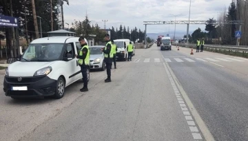 Amasya’da jandarmadan trafik denetimi: Bir ayda 138 araç ve 28 sürücü trafikten men edildi
