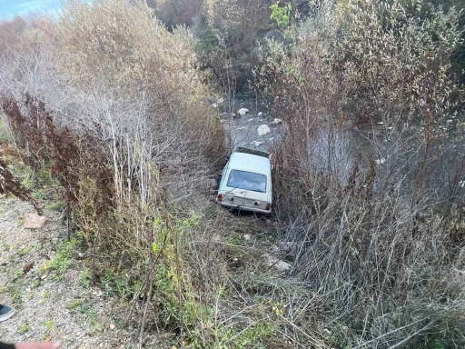 Amasya’da otomobil çayın kıyısına uçtu
