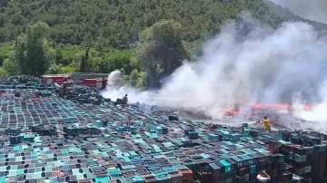 Amasya’da plastik kasalar yandı, dumanlar kilometrelerce öteden görüldü
