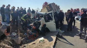 Amasya’da tekeri patlayan kamyonette can pazarı: 6 yaralı
