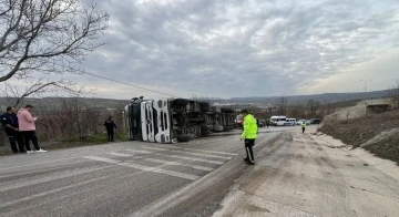 Amasya’da tır yan yatarak devrildi
