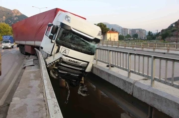 Amasya’da tırı Yeşilırmak’a uçmaktan köprü korkulukları kurtardı
