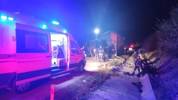 Amasya’da tiyatro oyuncularını taşıyan minibüs tıra çarptı: 3 ölü, 8 yaralı
