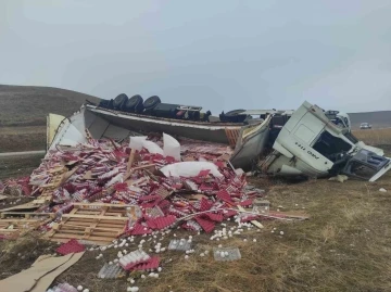 Amasya’da yumurta yüklü tır devrildi: 2 yaralı