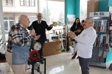 Amasya’nın şarkıcı bıçakçısı: Bıçakları keskinleştiriyor, kulakların pasını siliyor
